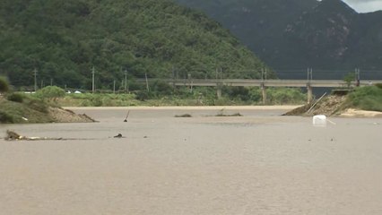 비 그친 남원 섬진감 제방 유실 현장...복구 작업 '난항' / YTN