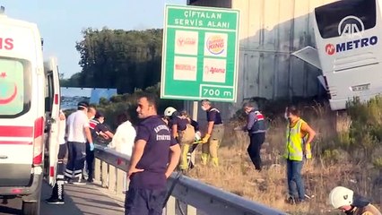 Yolcu otobüsü üstgeçide çarptı: Çok sayıda ölü ve yaralı var