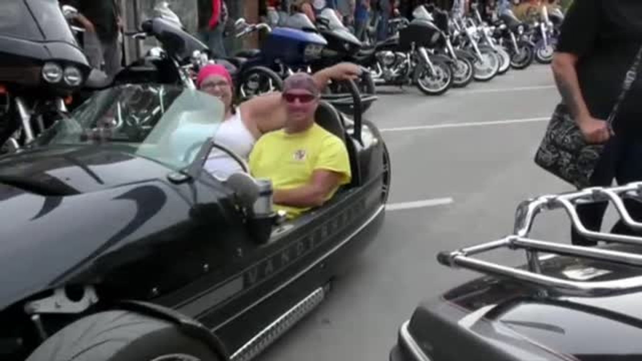 Miles de moteros se reúnen en Dakota del Sur sin mascarilla