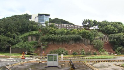부산에서 대형 축대벽 붕괴...운전면허시험 차질 / YTN
