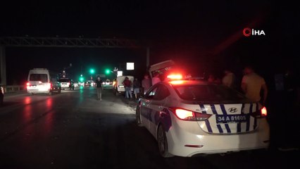Ticari araçla çarpışan minibüs yoldan çıkarak bariyerlere vurdu