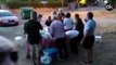 Vecinos de Iglesias montan un picnic junto al casoplón en Galapagar como protesta por sus denuncias