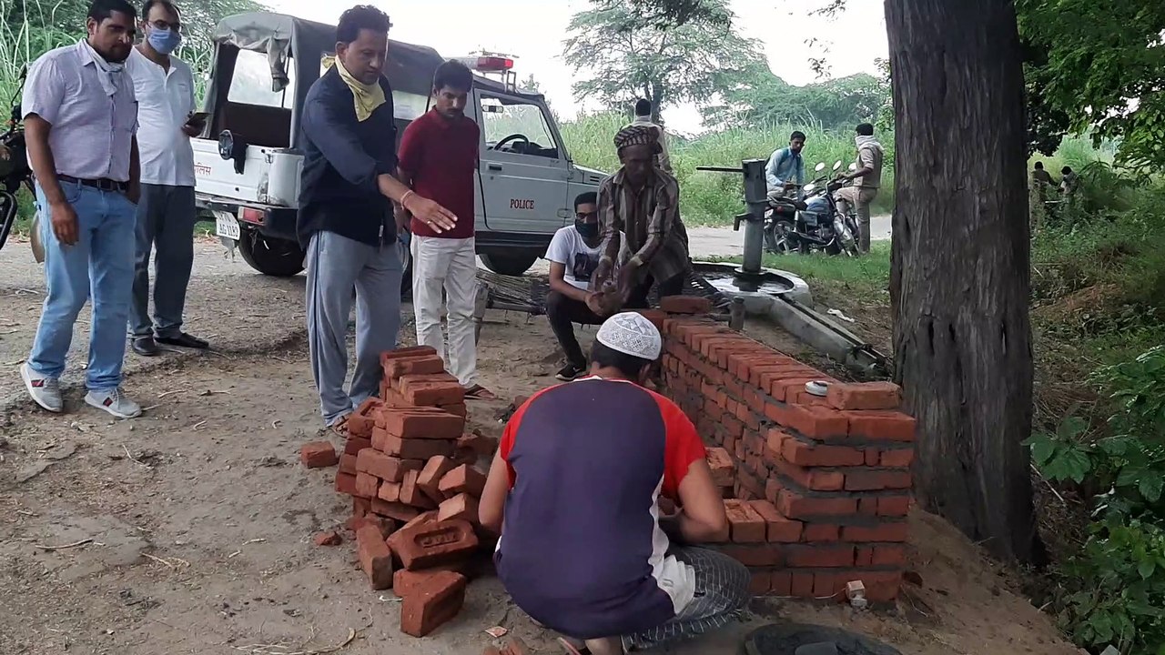 कांधला विकास मंच ने फतेहपुर पुलिया पर किया पुलिस बैच का निर्माण