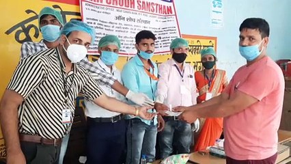 कोरोना वायरस से बचाव के लिये ग्रामीणों को जागरूक कर औषधी वितरित की