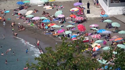 Sıcak havada plaja akın ettiler, sosyal mesafeyi korudular