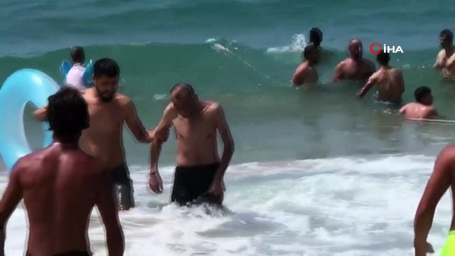 Boğulma vakaları tatilcilerin gözünü korkutmadı, cankurtaranlar isyan etti