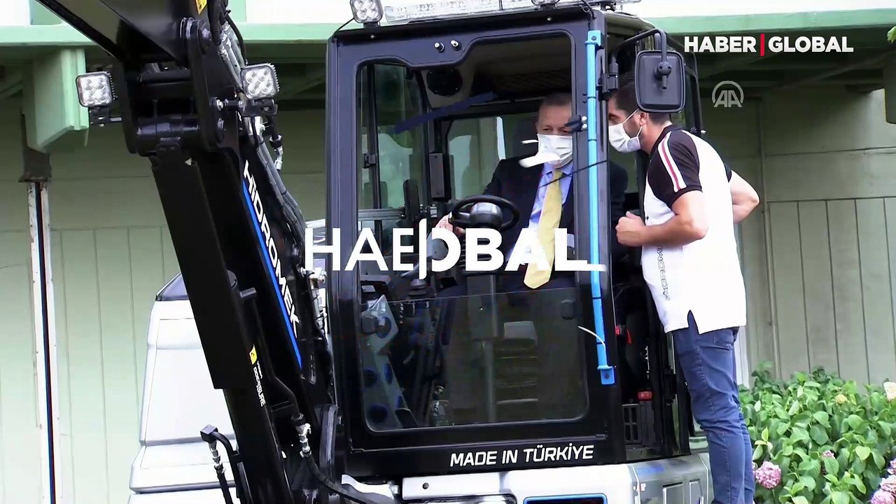 Cumhurbaşkanı Erdoğan, açılış öncesi yerli yapım iş makinesini kullandı