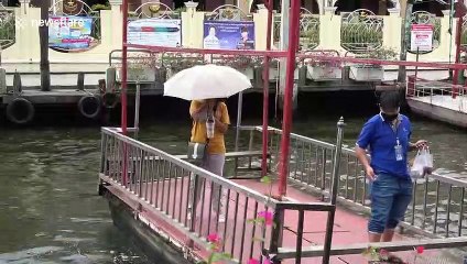 Pedal-powered ferry helps locals cross canal in Bangkok