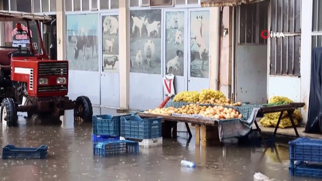 Şiddetli rüzgarla başlayan sağanak yağış cadde ve sokakları sular altında bıraktı