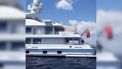 BOATENG SIEMBRA EL PÁNICO HACIENDO 'BALCONING' DESDE SU YATE CON EL MAR MUY 'PICADO'