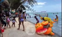 Personas no cumplen con el distanciamiento social en playa de Boca Chica