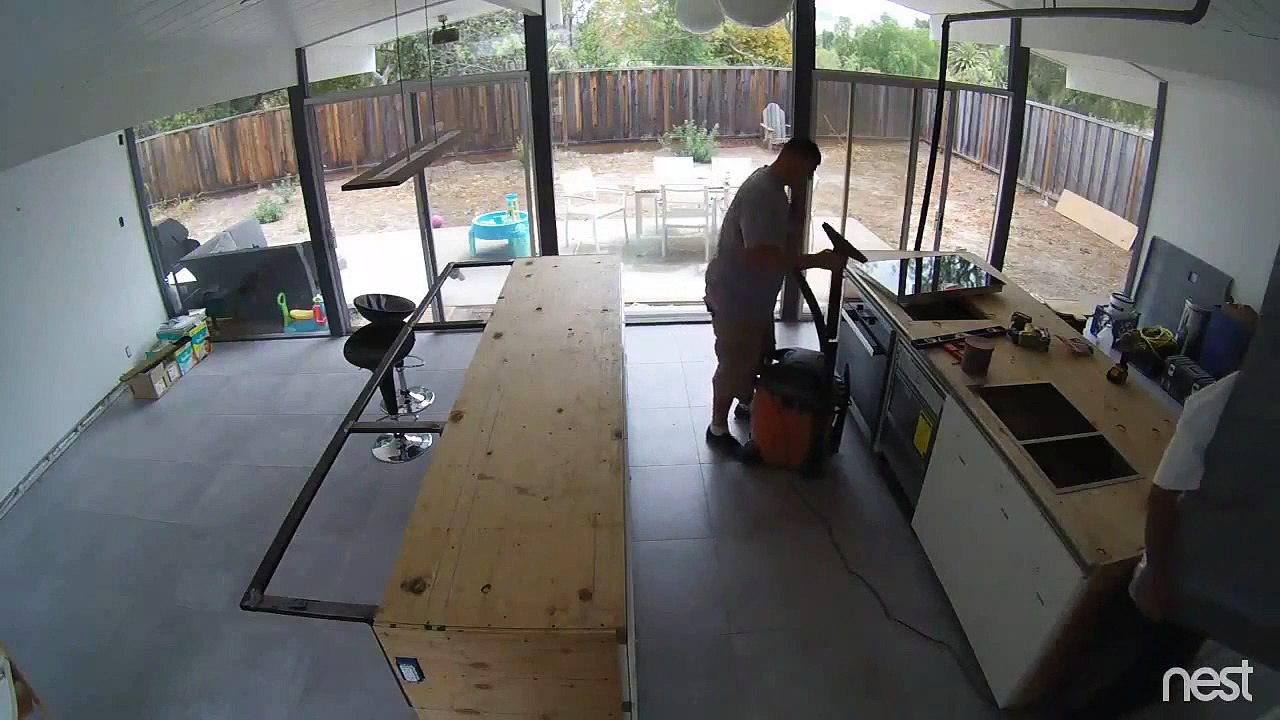 Grosse bêtise de ces ouvriers qui cassent une dalle en marbre de 3 mètres