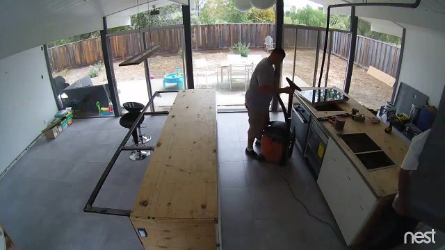 Grosse bêtise de ces ouvriers qui cassent une dalle en marbre de 3 mètres