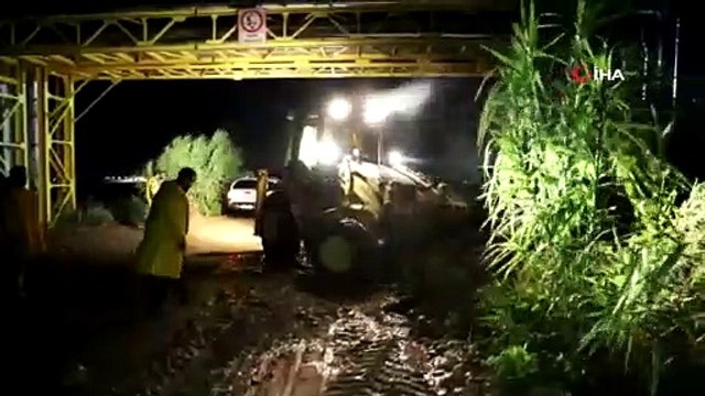 Şiddetli yağış dereleri taşırdı, yolları kapadı