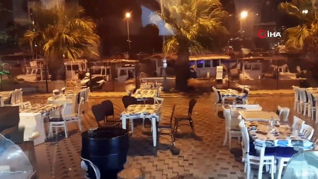 Bir anda bastıran sağanak yağmurda turistler kaçacak yer aradı
