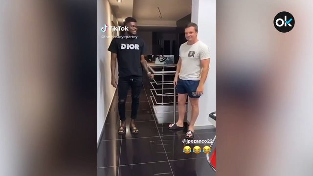 Thomas sube un vídeo bailando en Tik Tok después de anunciarse dos positivos en el Atletico