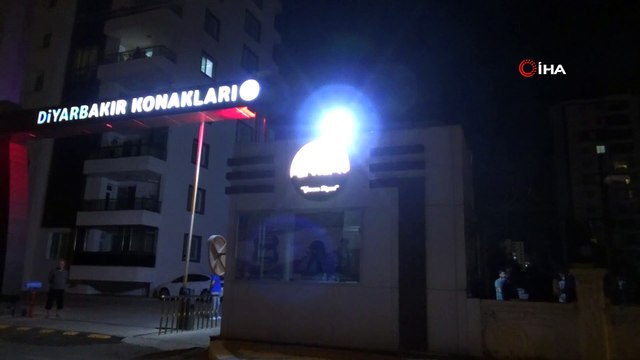 Diyarbakır’da gecenin sessizliğini silah sesleri bozdu... Otomobil ile rastgele etrafa ateş eden şahıs kamerada