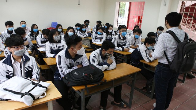 Nghệ An: Phát 150.000 khẩu trang cho thí sinh | VTC