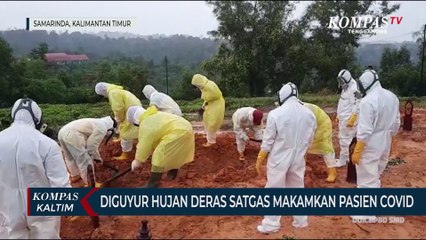 Diguyur Hujan Deras Satgas Makamkan Pasien Covid-19