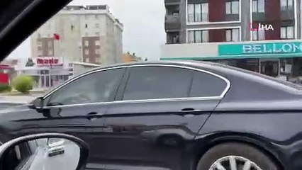 Kucağında çocuğuyla D-100 karayolunda araç kullandı