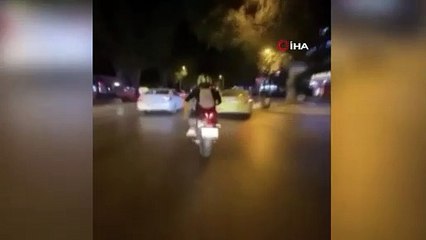 Motosikletlinin trafikte tehlikeli şovu kamerada