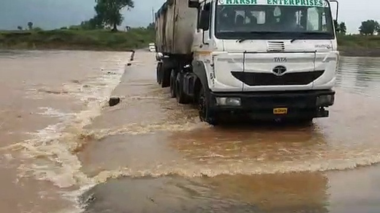 Ambikapur- हथेली पर जान: ओवरफ्लो रपटा से महान नदी पार कर रहे सैकड़ों लोग, रोकने वाले भी दे रहे साथ