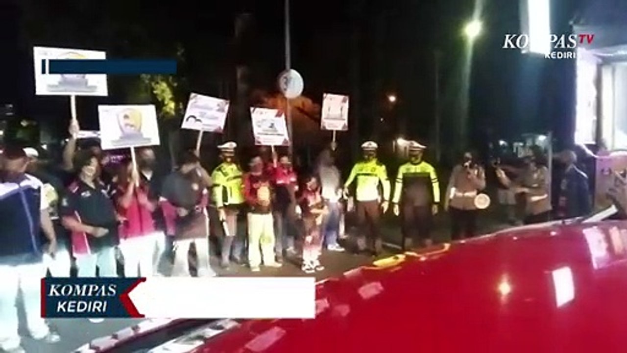 Polres Kediri Kota Dan Komunitas Otomotif Bagikan Masker Gratis Kepada Pengendara