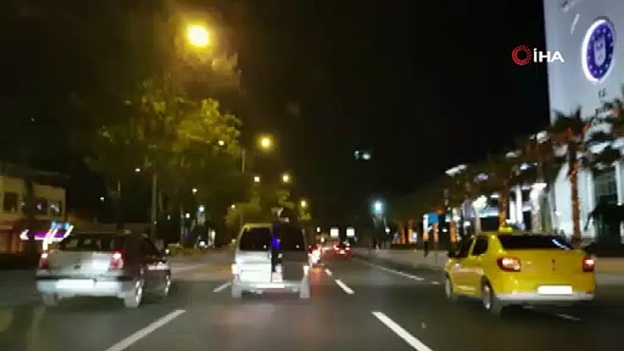 Bursa'da kapı ve camlardan dışarıya çıkılan düğün konvoyu sivil ekiplere yakalandı