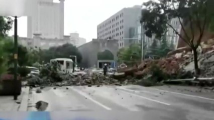 중국 시안 도심 옛 성벽 일부 붕괴...최근 폭우 영향인 듯 / YTN