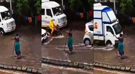 VIDEO: मेनहोल का ढक्कन खुला था इसलिए घंटों बारिश में खड़ी रही यह 60 वर्षीय महिला