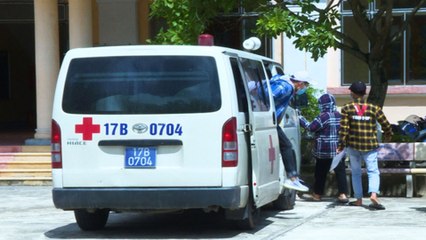 8 thí sinh đi thi bằng xe chuyên dụng, khử khuẩn bằng đèn cực tím | VTC