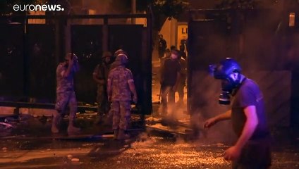 Egyre durvább kormányellenes tüntetések a gyászoló Bejrútban