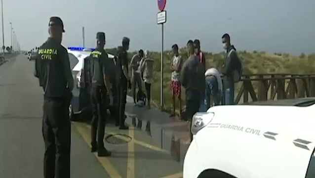 Una patera con 50 inmigrantes llega a la playa de Cortadura en Cádiz