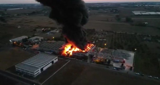 Aprilia (LT) - In fiamme azienda trattamento rifiuti, spaventosa nube nera (10.08.20)