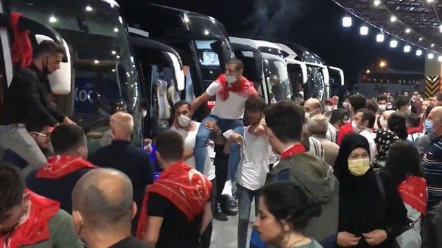 Eskişehir’de sosyal mesafesiz, maskesiz asker uğurlaması