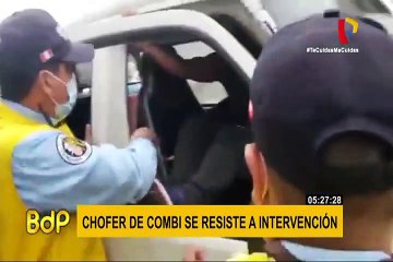 Conductor se mete debajo de combi para evitar intervención