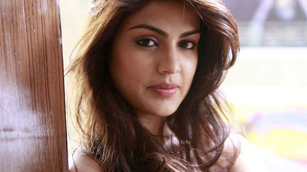 Rhea Chakraborty रात के अँधेरे में मिली थी इस शख्स से; Check Out | FilmiBeat