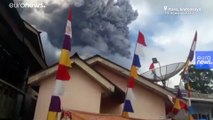 Video | Endonezya'da Sinabung Yanardağı'ndan çıkan duman 5 bin metre yükseldi