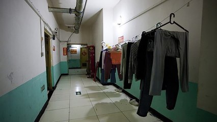 Cuộc sống tù túng trong những đường hầm nằm dưới Bắc Kinh | VTC