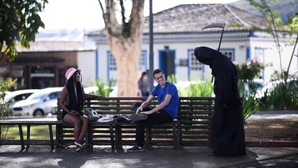 ‘Morte’ alerta sobre perigos da Covid-19