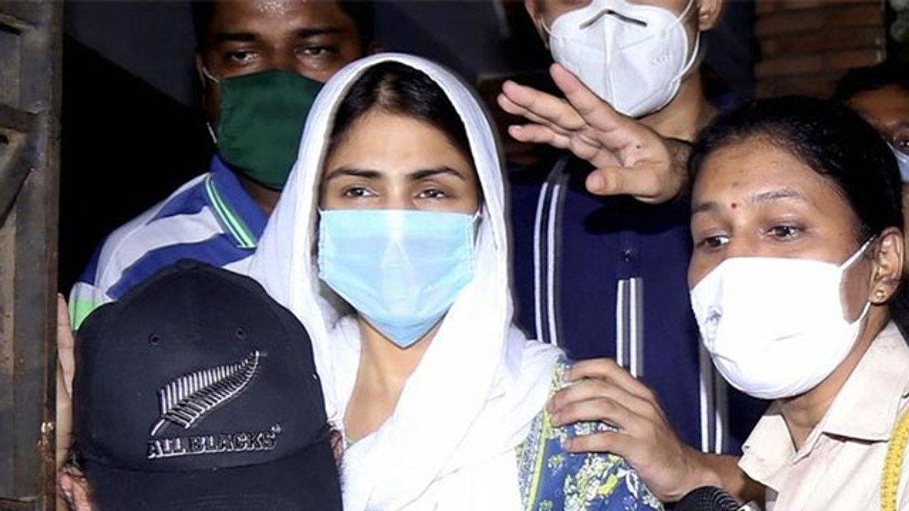 Rhea Chakraborty फंस गई अपने ही चक्रव्यूह में, होगी गिरफ़्तारी; Check Out |FilmiBeat
