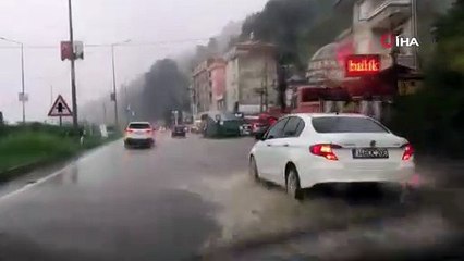 Şiddetli yağış yolları göle döndürdü