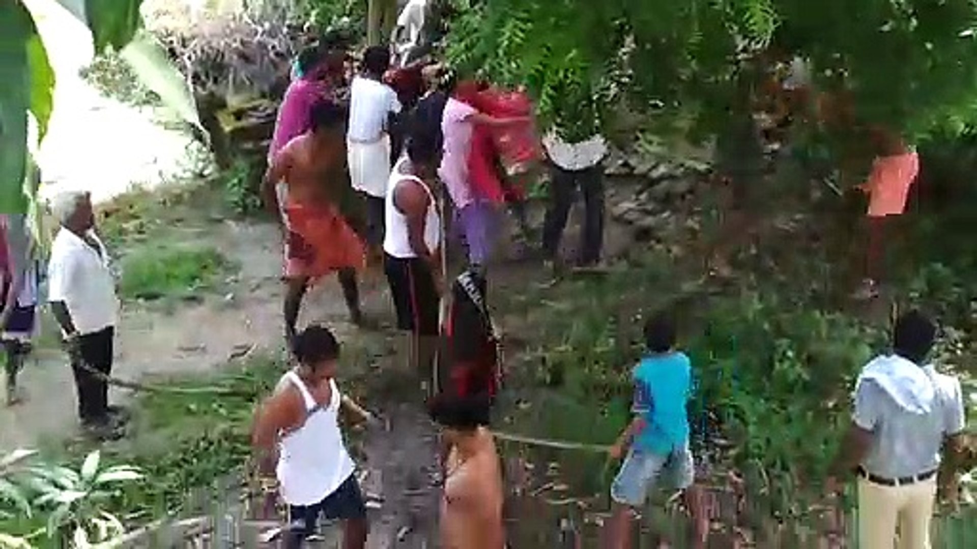 जमीनी विवाद को लेकर दो पक्षों में जमकर चले लाठी-डंडे - video Dailymotion