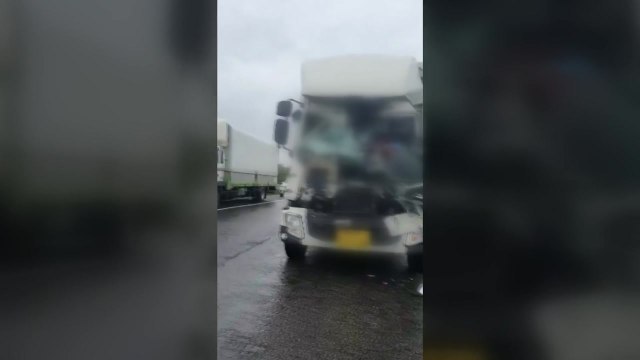 대형 화물차 2대 추돌...운전자 1명 숨져 / YTN