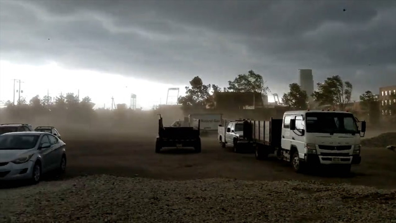 Thunderstorms blast Omaha with high winds