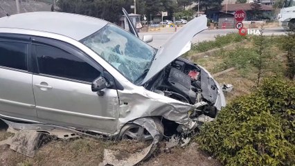 Otomobiller kavşakta çarpıştı