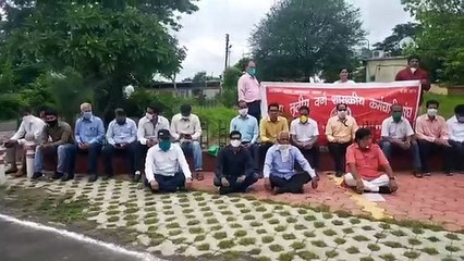 मध्यप्रदेश तृतीय वर्ग कर्मचारी संघ ने किया सत्याग्रह