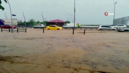 Rize'de şiddetli yağış yolları göle çevirdi