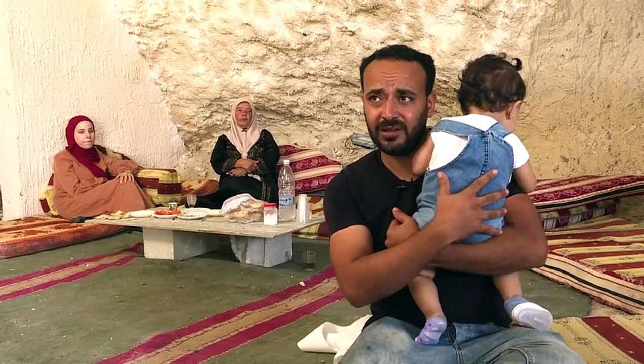 عائلة فلسطينية تعيش في مغارة مهددة بالطرد من إسرائيل