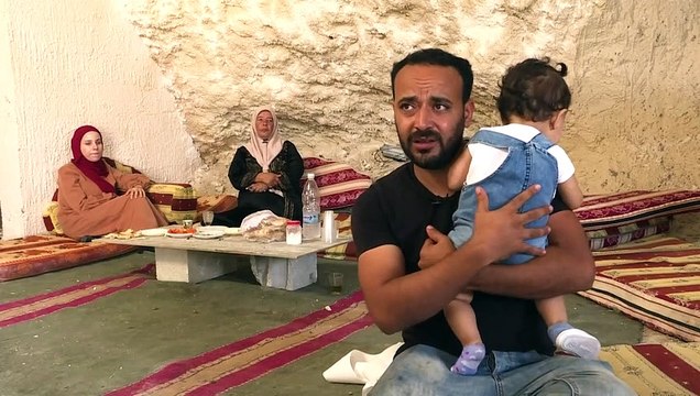 عائلة فلسطينية تعيش في مغارة مهددة بالطرد من إسرائيل